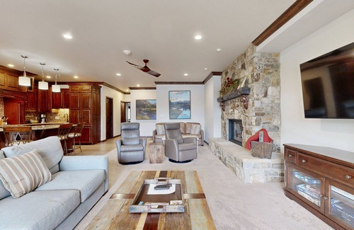Vail Condo | Ski-in/out retreat w/alpine view, fireplace, fast WiFi, shared pool/hot tub/W/D