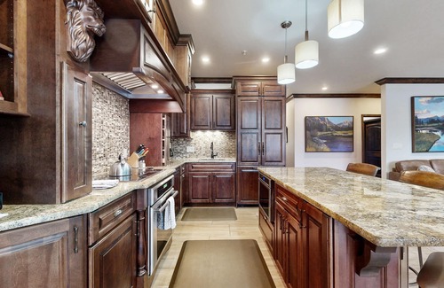 Vail Condo | Ski-in/out retreat w/alpine view, fireplace, fast WiFi, shared pool/hot tub/W/D