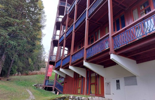 Arc-1800 Apartment | Ski-In/Ski-Out Duplex - Sleeps 6 - Balcony, WiFi, Pet-Friendly, Close to Shops & Lifts