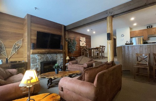 Big White Ski Resort Condo | 🎿 Ski-In/Ski-Out | 2Bed/2Bath Condo | 🚶‍♂️ Walk to Village