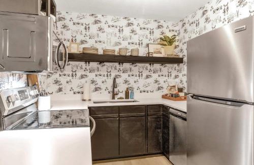 Great Valley House | Ski In Ski Out 3-bed 2-bath Condo King Bed