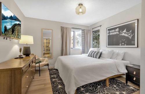Great Valley House | Ski In Ski Out 3-bed 2-bath Condo King Bed