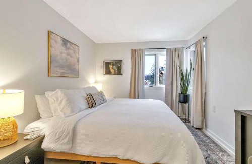 Great Valley House | Ski In Ski Out 3-bed 2-bath Condo King Bed