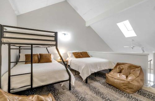 Great Valley House | Ski In Ski Out 3-bed 2-bath Condo King Bed