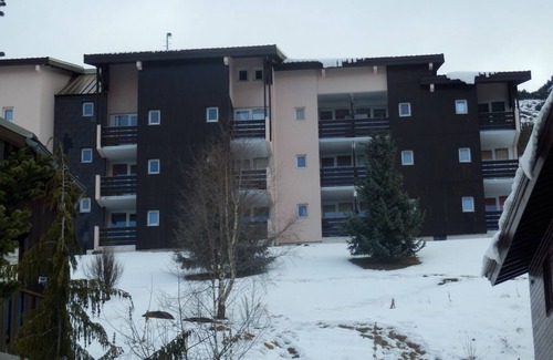 Mont-de-Lans Apartment | Ski in/ski out apartment in a quiet area