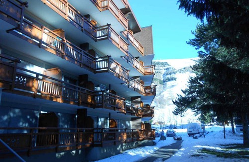 Les Deux Alpes Apartment | Ski-In/Ski-Out Apartment with Balcony in Central Les Deux Alpes