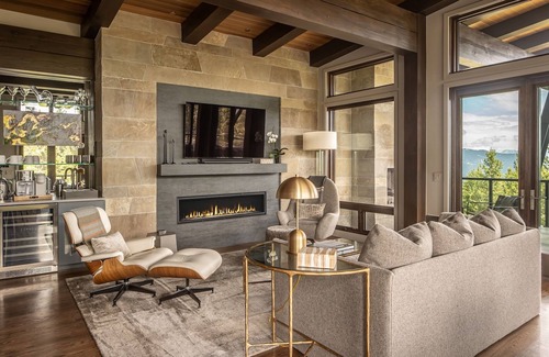 Spanish Peaks Cabin | Ski-in/Ski-out Cabin with private Hot Tub, Heated Garage, and a Fireplace on the Deck!