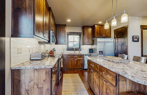 Tamarack Resort House | Ski-in/ski-out cabin with private hot tub, fireplace & stunning views