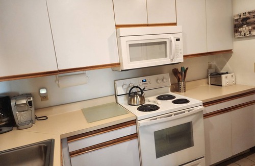 West Dover Condo | Ski-in/ski-out condo w/deck, wood-burning fireplace, wifi, community amenities