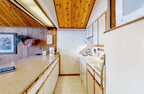 Purgatory Condo | Ski-in/ski-out condo with on-site spa, balcony, fireplace & lake views