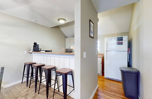 Ludlow Condo | Ski-in/ski-out condo with pool, tennis courts, & grill