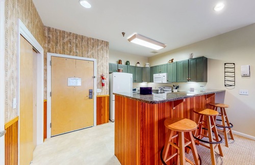 Jeffersonville Condo | Ski-In/Ski-Out Family Condo at Smugglers’ Notch with Pool & Game Room