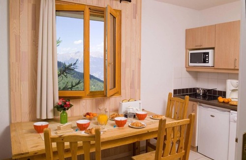 Les Orres Apartment | Ski-in/ski-out & foot of the slopes, swimming pool, balcony, 32m², Les Orres