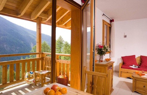 Les Orres Apartment | Ski-in/ski-out & foot of the slopes, swimming pool, balcony, 32m², Les Orres