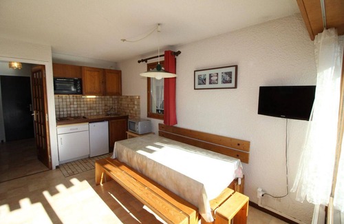 Auris Apartment | Ski-in/ski-out & foot of the slopes, 2nd floor, view panoramic, balcony, tv, ski locker, 40m²