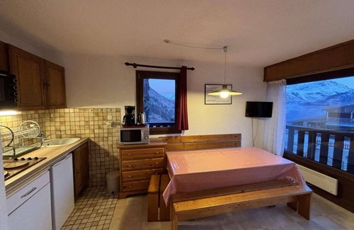 Auris Apartment | Ski-in/ski-out & foot of the slopes, 2nd floor, view panoramic, balcony, tv, ski locker, 40m²