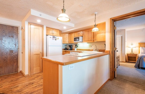 Copper Mountain Village Condo | Ski-in Ski-Out free wifi, underground parking, middle of Center Village.