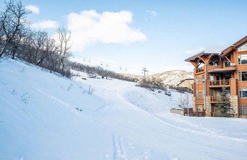 The Timbers House | Ski In/Ski Out, Game Room, Theater Room, Private Hot Tub, Historic Main Street!