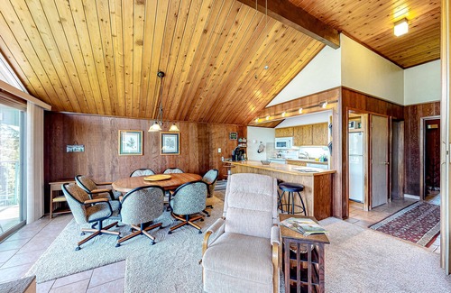 Purgatory Condo | Ski-in/ski-out getaway on top floor with lake & mountain views, wood stove