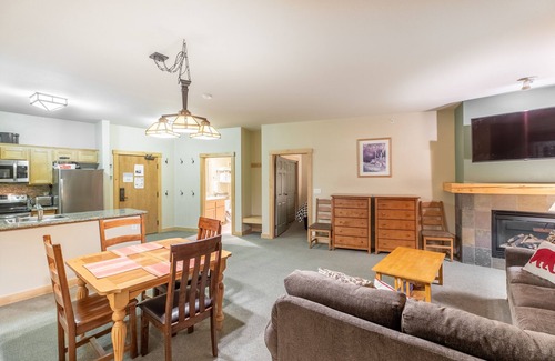 Mammoth Lakes Condo | Ski-in Ski-Out Great Views Extra Large Living Room Top Floor Two Balconies