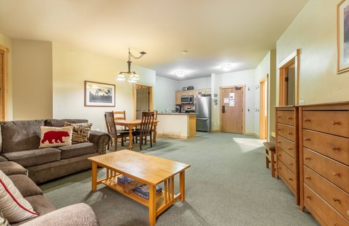 Mammoth Lakes Condo | Ski-in Ski-Out Great Views Extra Large Living Room Top Floor Two Balconies