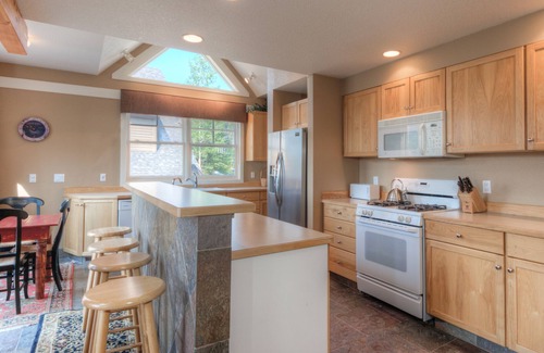 Saddle Ridge House | Ski-in/ski-out home w/private hot tub in Moonlight Basin - Saddle Ridge - Snow Den Chalet