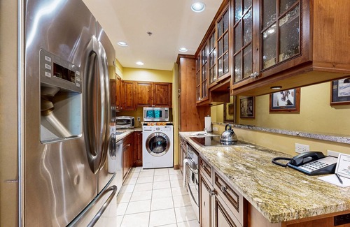 Vail Condo | Ski-in/ski-out Lionshead Village condo with hot tubs, pool, gym - steps to lifts