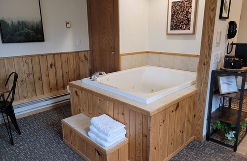 Lutsen Condo | Ski-In/Ski-Out Lutsen Mnt Condo w/Whirlpool, Fireplace, Resort Pool, & Hot Tub