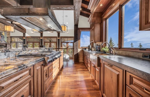 Park City House | Ski-In Ski-Out Luxe Chalet in The Colony, Hot Tub, Designer Interiors, Stunning Mountain Views