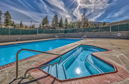 Tahoe Village Condo | Ski in! Ski out! Luxury 3 Bedroom Home @Heavenly ski resort, Lake Tahoe