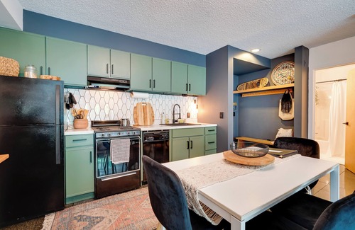 Londonderry Condo | Ski-In/Ski-Out Magic Mountain Condo w/Deck!