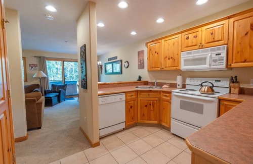Sun Peaks House | Ski in/ski out Mountain Retreat