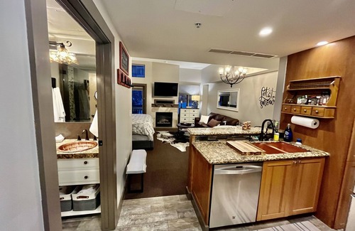 Park City Condo | Ski in Ski Out PENTHOUSE STUDIO w/KING bed at The Canyons!Slope & gondola views!