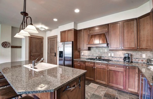 River Run House | Ski In - Ski Out Penthouse with Balcony Hot Tub Pool