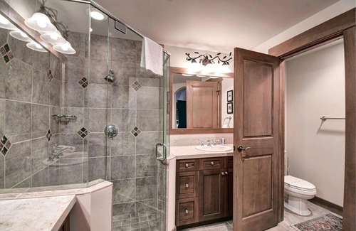 River Run House | Ski In - Ski Out Penthouse with Balcony Hot Tub Pool