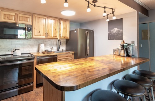 Peak 9 Condo | Ski In - Ski Out. Perfect Location. Hot Tub. Pool.