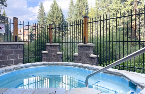 Peak 9 Condo | Ski In - Ski Out. Perfect Location. Hot Tub. Pool.