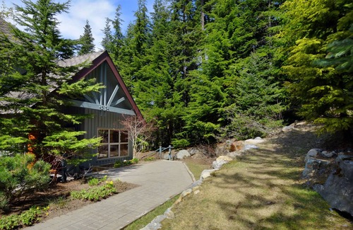 Upper Village House | Ski in/Ski Out - Private Hot Tub - 3 BR - Large deck - BBQ - Parking