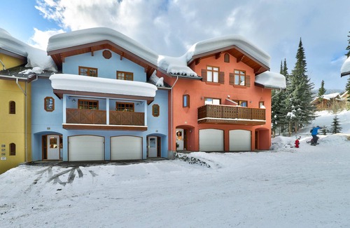 Sun Peaks Apartment | Ski-in|Ski-out, Renovated Studio, Sleeps 2, Full kitchen, Snow Creek Village