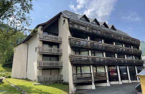 Laveissiere Apartment | Ski-In/Ski-Out Studio with Balcony – 2nd Floor, Near Shops & Ice Rink, Pets Welcome