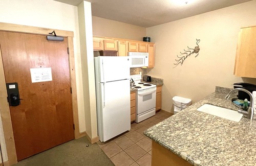 Mammoth Lakes Condo | Ski-in/Ski-Out Sunstone Lodge at Juniper Springs Resort 5 Star at Chair 15
