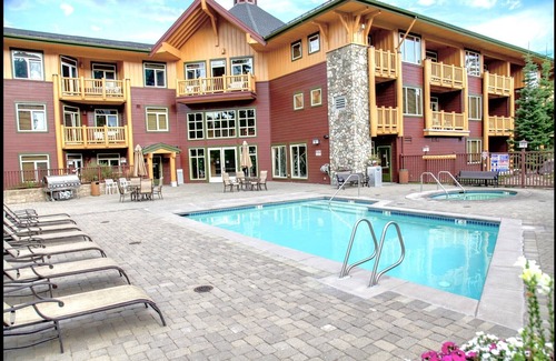 Mammoth Lakes Condo | Ski-in/Ski-Out Sunstone Lodge at Juniper Springs Resort 5 Star at Chair 15
