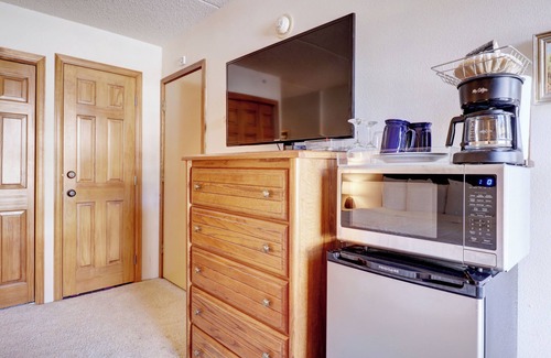 Copper Mountain Village Hotel | Ski-In/Ski-Out Hotel Room, Steps to American Eagle Chairlift - MP518H