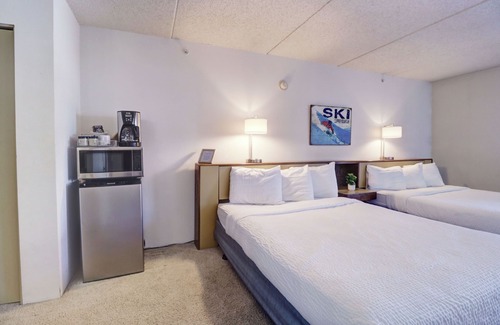 Copper Mountain Village Hotel | Ski-In/Ski-Out Hotel Room, Steps to American Eagle Lift with Outdoor Hot Tub
