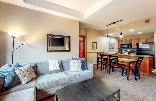 Copper Mountain Condo | Ski-In/Ski-Out Modern Condo with Shared Hot Tub & Sauna - Views of the Village
