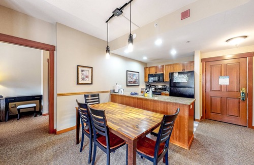 Copper Mountain Condo | Ski-In/Ski-Out Modern Condo with Shared Hot Tub & Sauna - Views of the Village