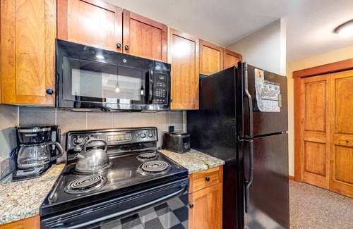 Copper Mountain Condo | Ski-In/Ski-Out Modern Condo with Shared Hot Tub & Sauna - Views of the Village