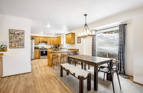 Hyak Cabin | Ski-in/ski-out home with fireplace & 2-car garage - dog-friendly