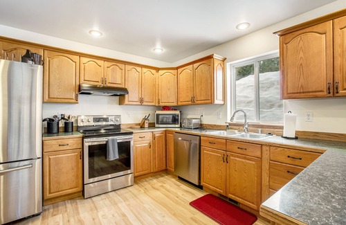 Hyak Cabin | Ski-in/ski-out home with fireplace & 2-car garage - dog-friendly