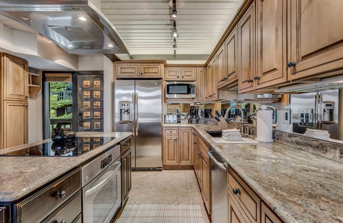 Snowmass Village Condo | 🏔️Ski-In, Ski-Out~Hot Tub~Top Floor~Interlude 302🏔️